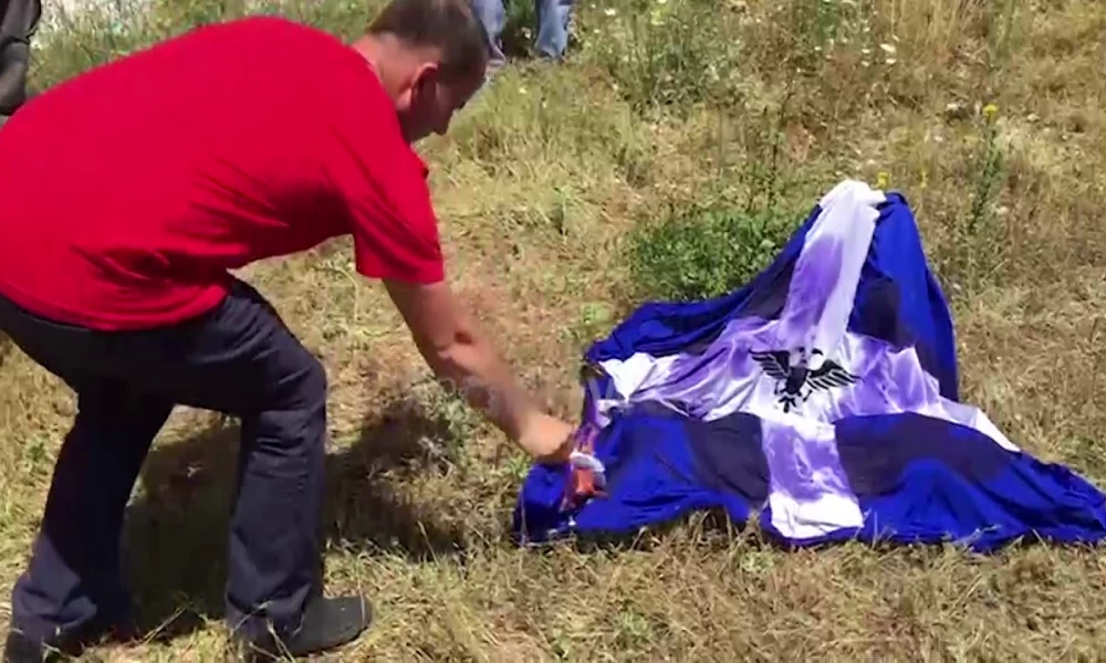 Αλβανοί εθνικιστές έκαψαν τη σημαία της Βορείου Ηπείρου στην Κλεισούρα